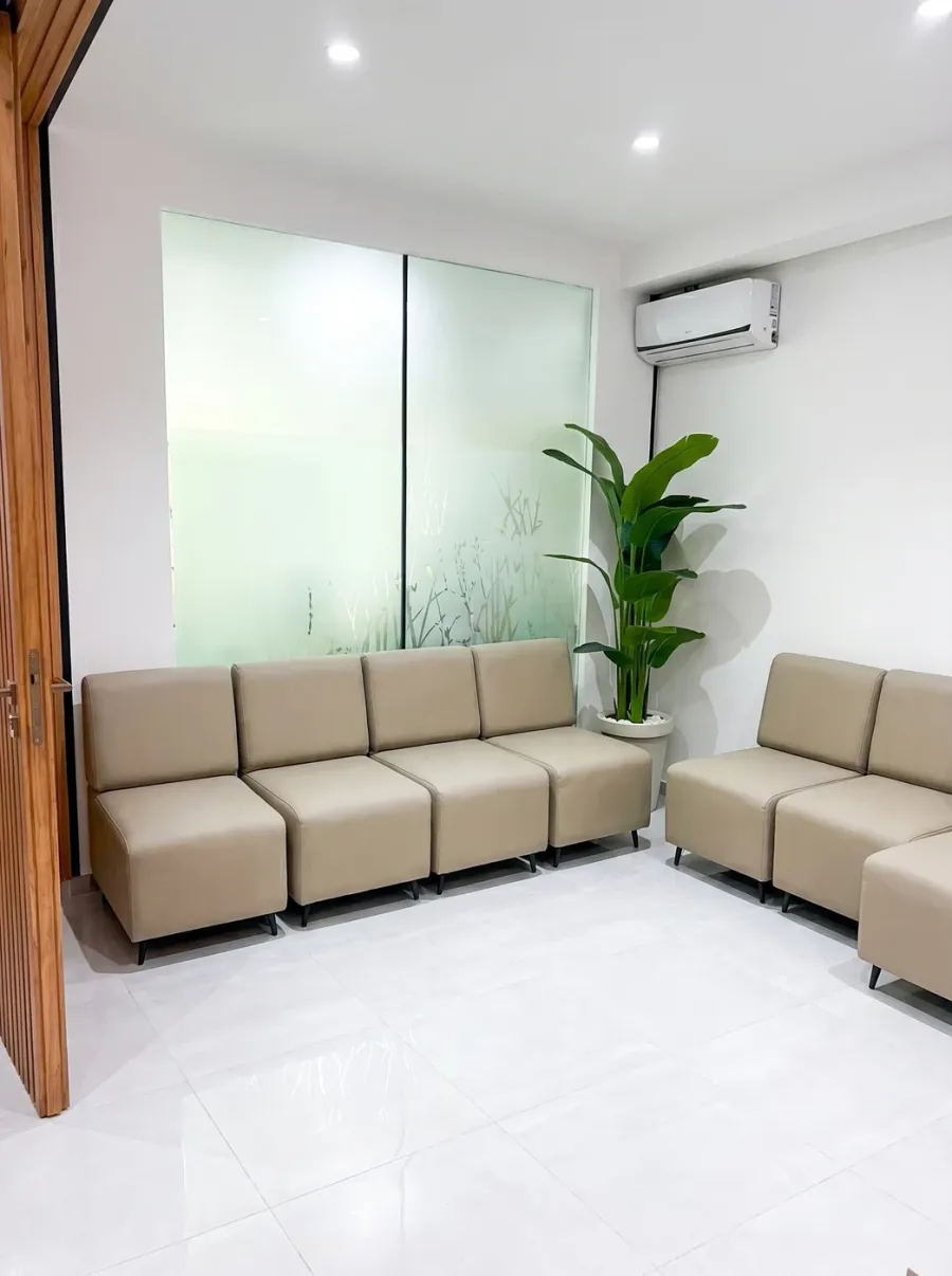 Salle d'attente confortable et lumineuse