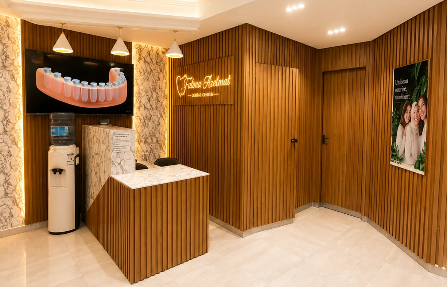 Comptoir d’accueil et enseigne lumineuse du Fatima Azelmat Dental Center à Kénitra