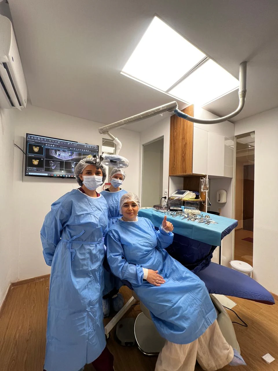 Dr Fatima Azelmat et son équipe en tenue stérile dans le bloc de chirurgie dentaire à Kénitra