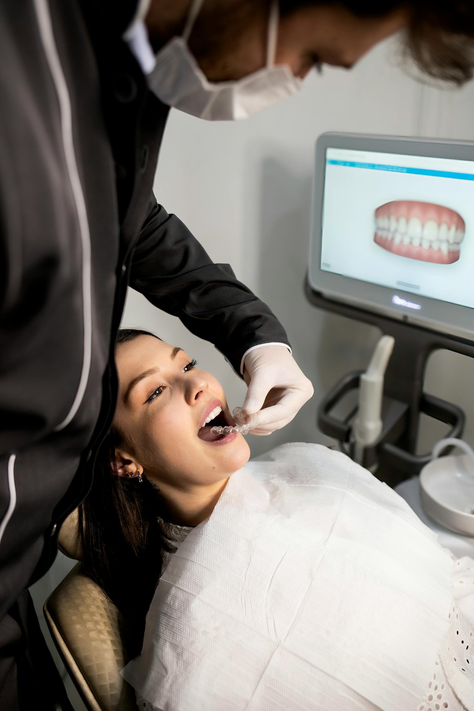 Examen dentaire assisté par écran clinique.