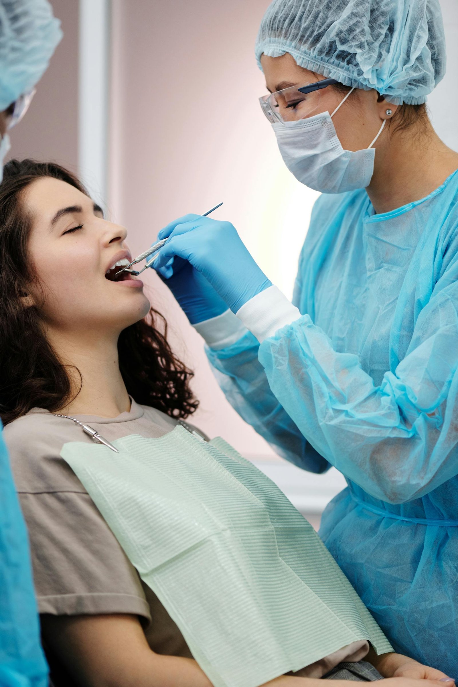 Examen dentaire avec protection clinique.
