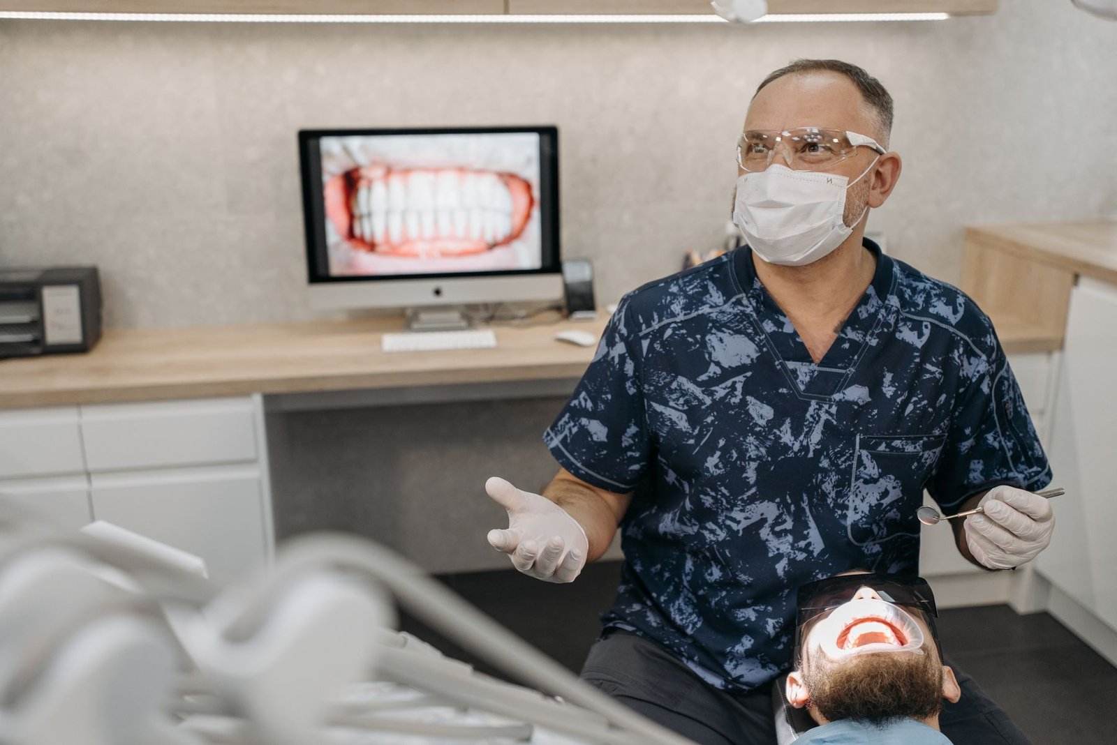 Dentiste masquée pendant un soin.