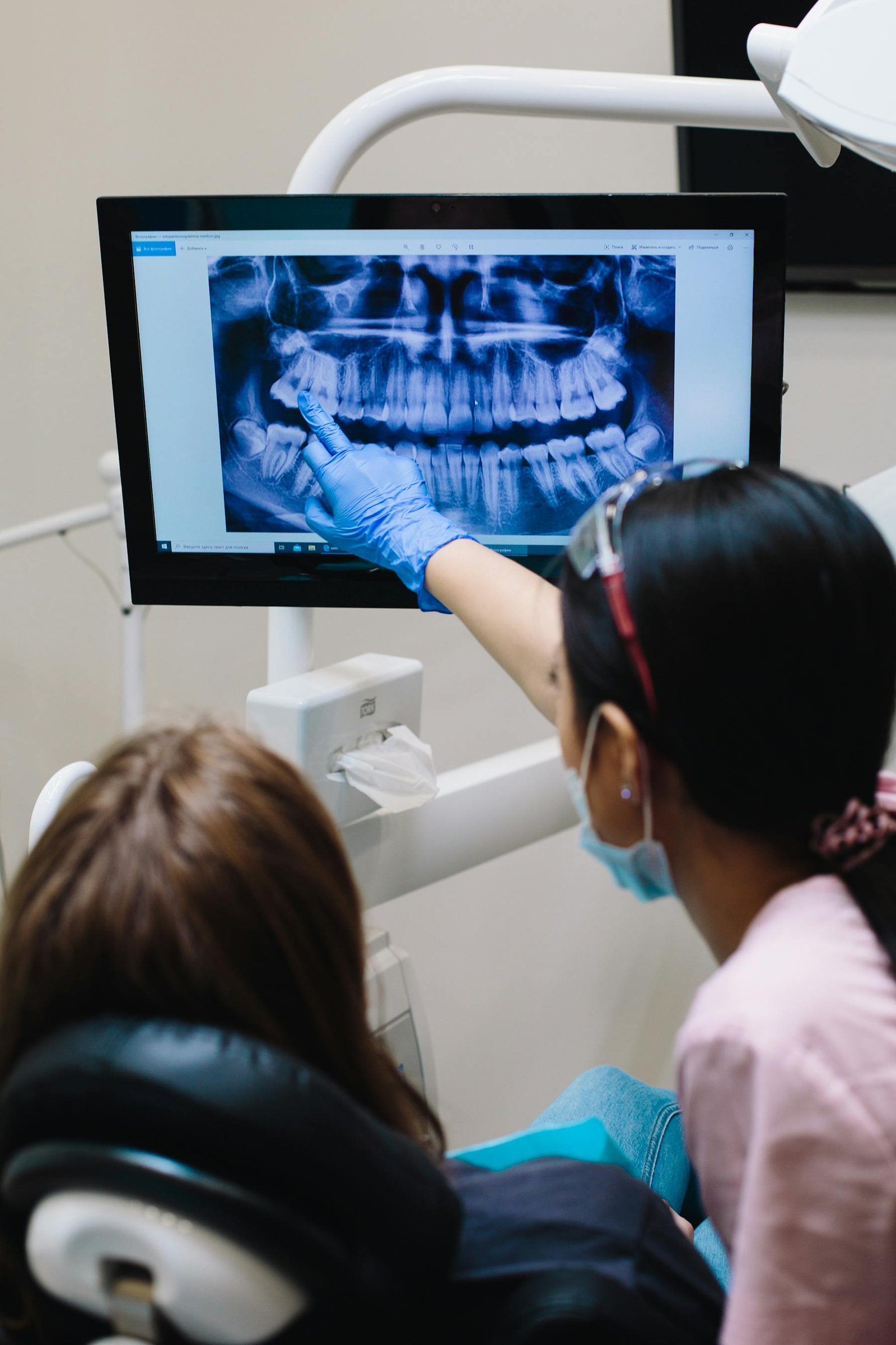 Analyse d'une radiographie dentaire au cabinet.
