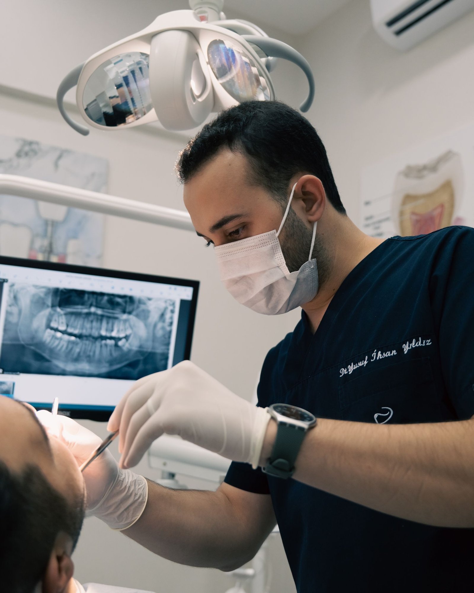 Radiographie dentaire consultée avant chirurgie pré-implantaire.